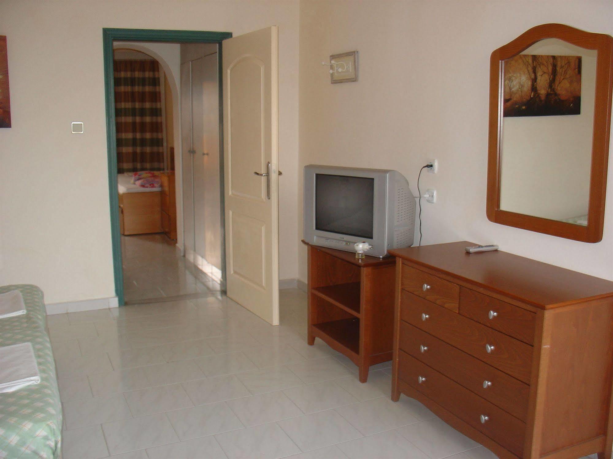 Lyristis Dinos Studios & Apartments Faliraki Extérieur photo